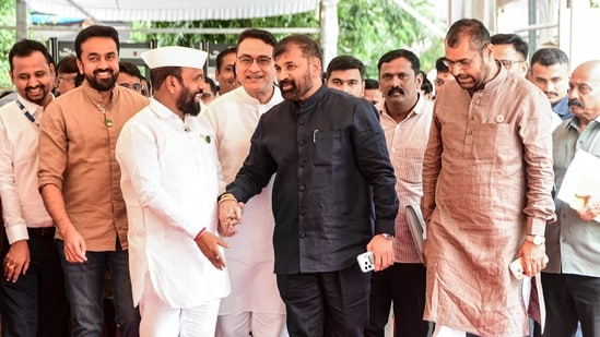 यूबीटी संकट के बीच, स्वतंत्र एमएलसी किरण सरनाईक एकनाथ शिंदे की शिवसेना में शामिल हो गए
